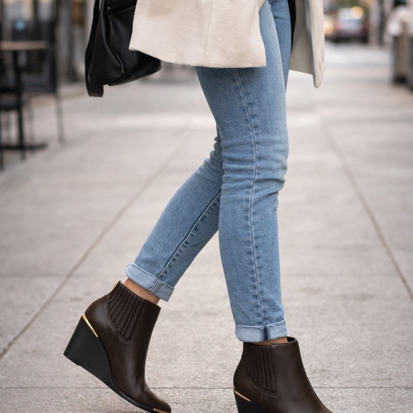 NIB NEW BCBGeneration Jacksin Mocha Wedge Ankle Boots Size 5M - Picture 2 of 11